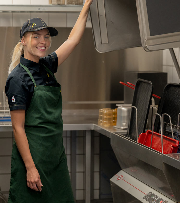 Das reinigen Fastfood-Restaurants in den Haubenspülmaschinen von JEROS