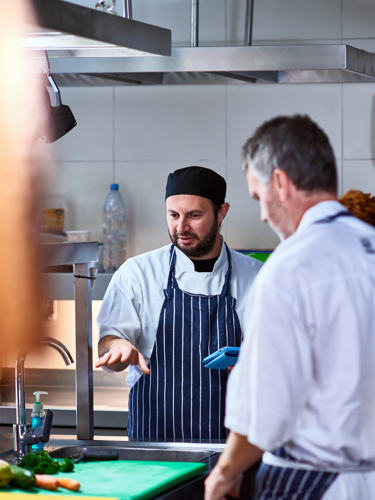 Spülmaschinen von JEROS reduzieren Produktionsunterbrechungen und gewährleisten optimale Hygiene.