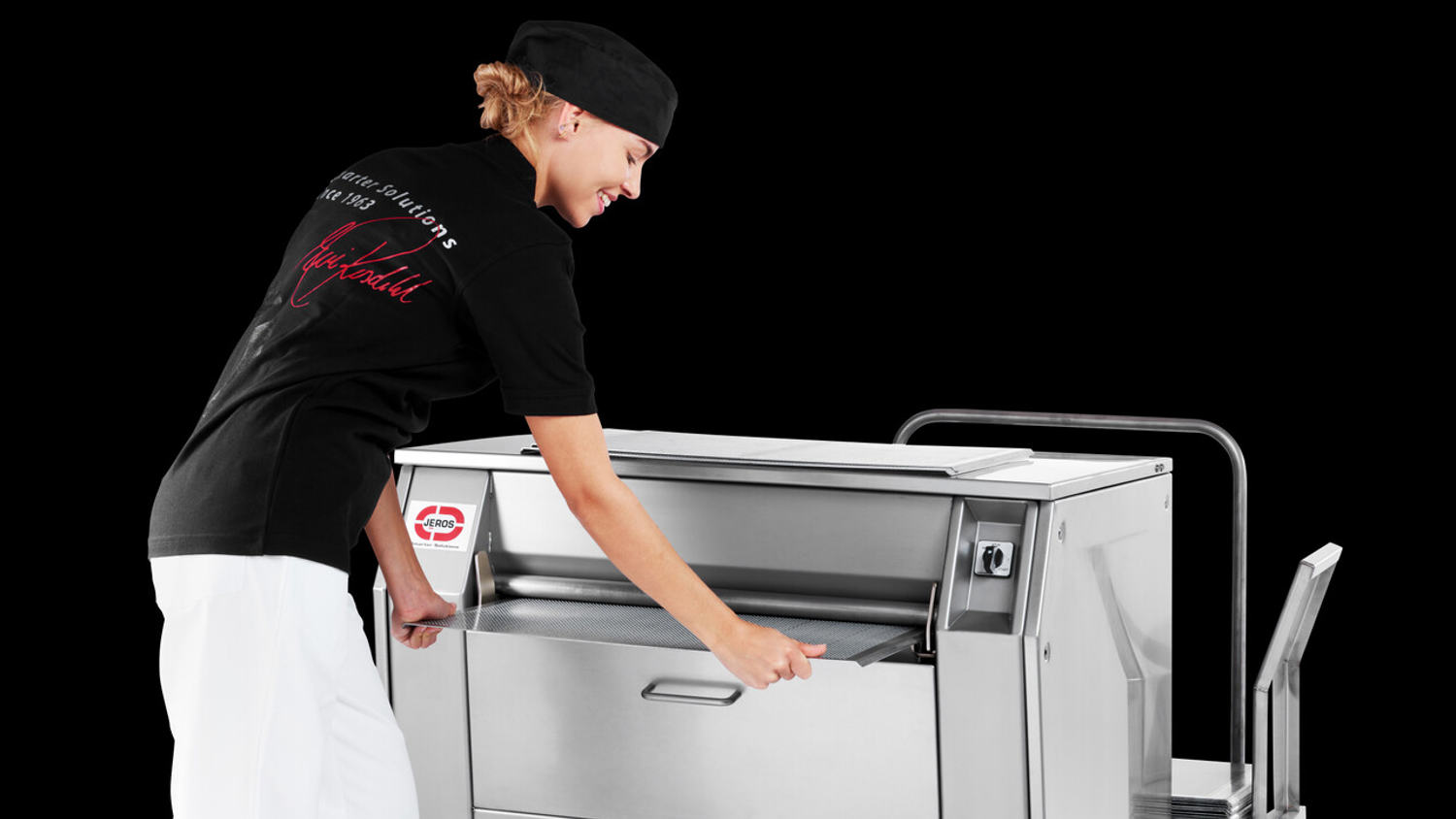 Quick cleaning of baking trays with JEROS's tray cleaner