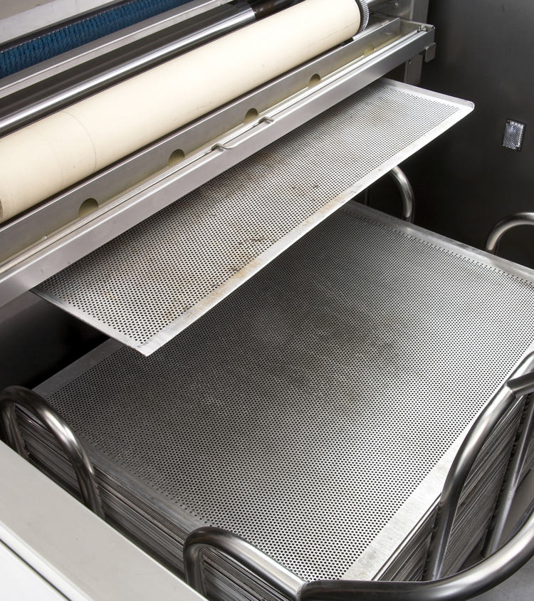 Optimal cleaning of baking trays with holes