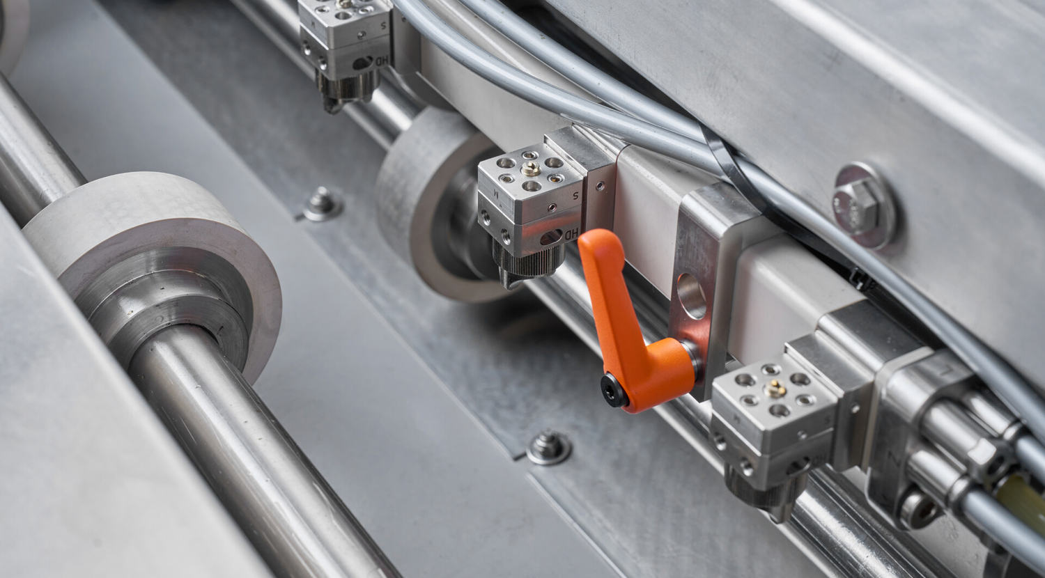 Pladerne rengøres med bagesiden opad, så de kan bruges med det samme uden at blive vendt.